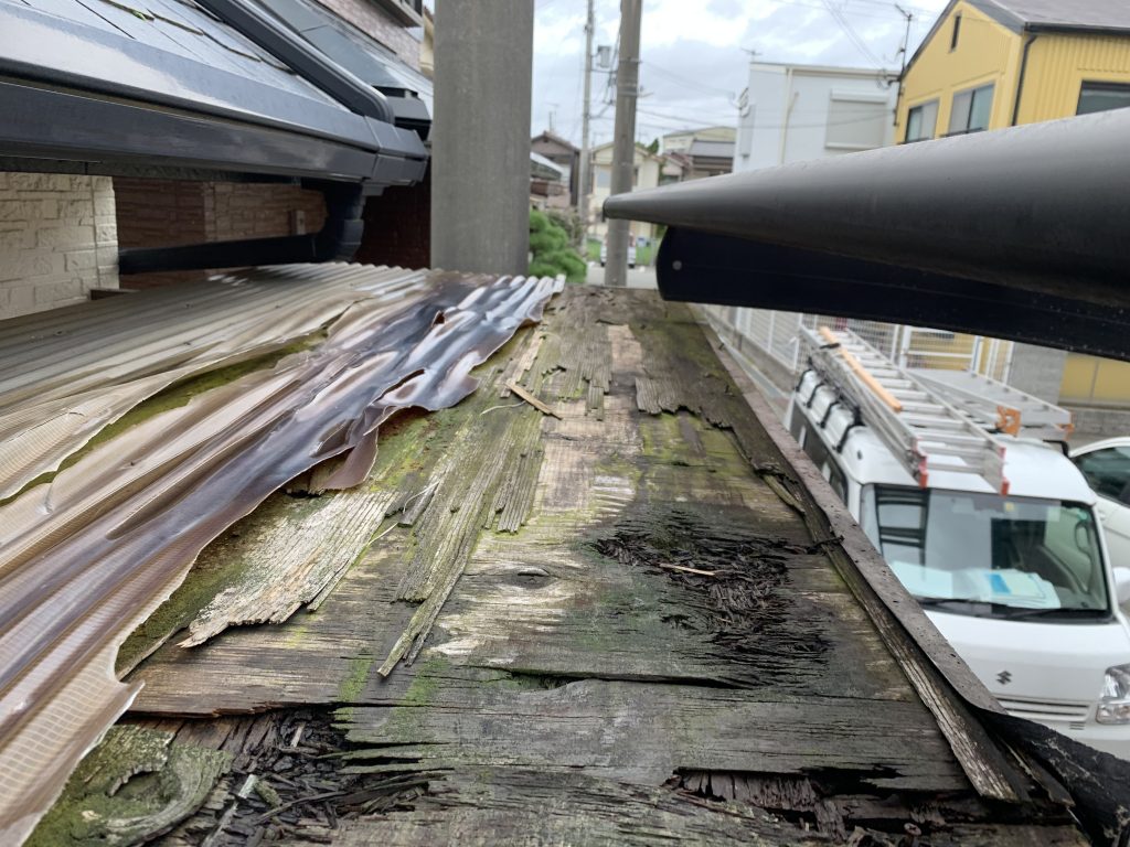 屋根全体が著しく劣化している