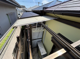 剥がれたベランダ屋根