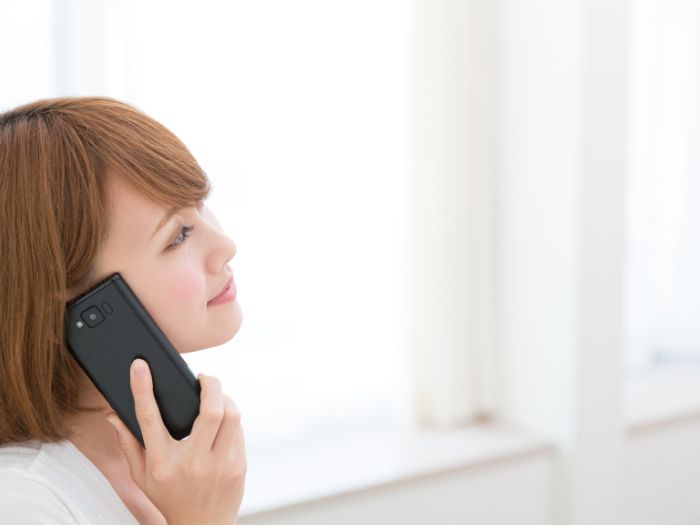 電話相談中の女性